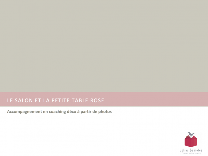 Le salon et la petite table rose